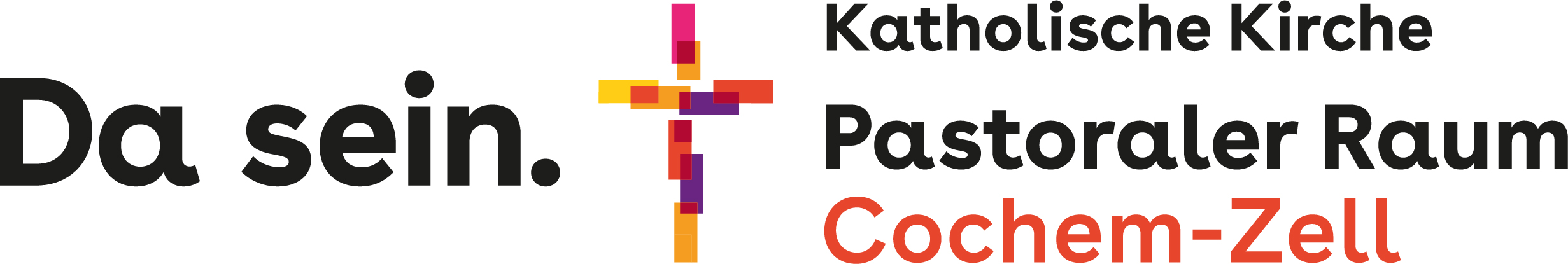Man liest den Text: Da sein. Katholische Kirche. Pastoraler Raum Cochem-Zell. Zusätzlich ist ein Kreuz aus verschiedenfarbigen Rechtecken zu sehen (c) PastR Cochem-Zell Man liest den Text: Da sein. Katholische Kirche. Pastoraler Raum Cochem-Zell. Zusätzlich ist ein Kreuz aus verschiedenfarbigen Rechtecken zu sehen