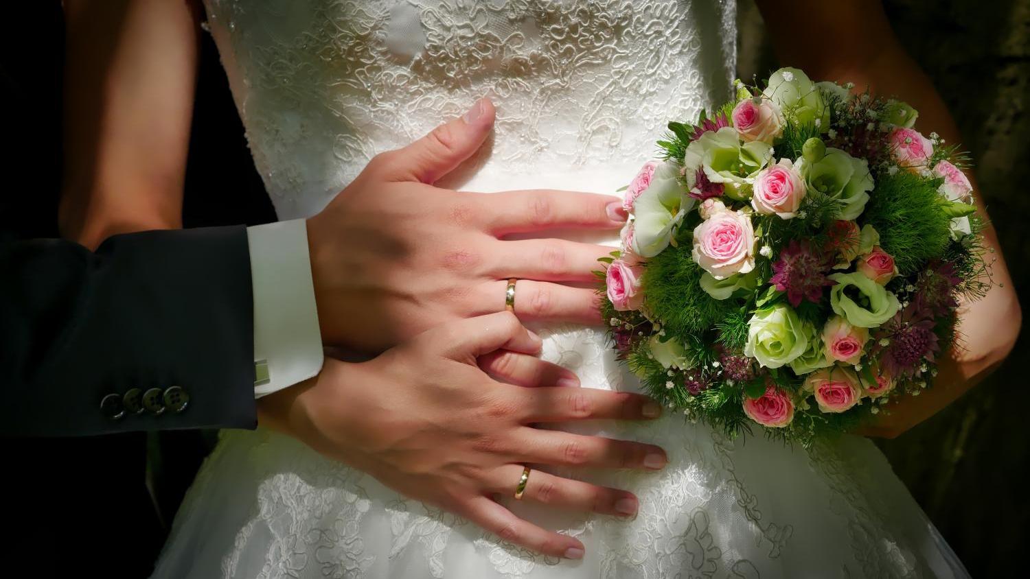 bride-and-groom-3098858_by_fietzfotos_pixabay_pbs